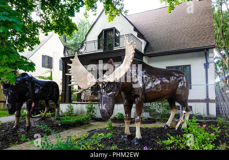 Lebensgroße Statuen von Elche im Vorgarten eines Hauses in Montreal, Quebec, Kanada Stockfoto