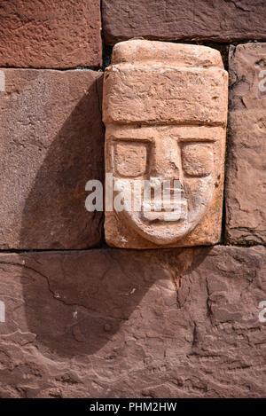 Nahaufnahme eines geschnitzten Stein tenonv Kopf in der Wand an der Tiwanaku UNESCO Weltkulturerbe in der Nähe von La Paz, Bolivien embedded Stockfoto