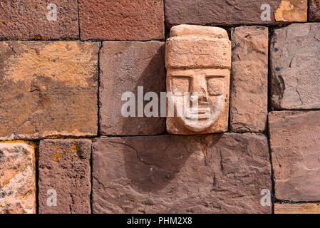 Nahaufnahme eines geschnitzten Stein tenonv Kopf in der Wand an der Tiwanaku UNESCO Weltkulturerbe in der Nähe von La Paz, Bolivien embedded Stockfoto