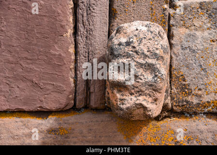 Nahaufnahme eines geschnitzten Stein tenonv Kopf in der Wand an der Tiwanaku UNESCO Weltkulturerbe in der Nähe von La Paz, Bolivien embedded Stockfoto