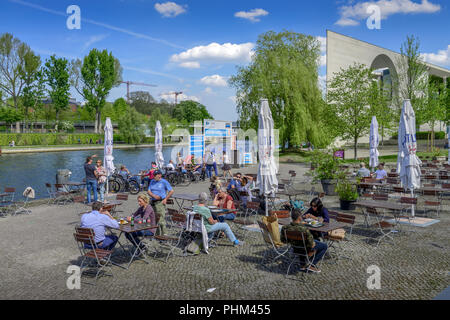 Biergarten, Haus der Kulturen der Welt", Tiergarten, Mitte, Berlin, Deutschland Stockfoto