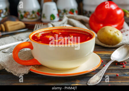 Dicke Suppe Gulasch in einem keramischen Schüssel. Stockfoto