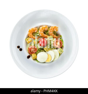 Caesar Salat mit Garnelen auf weißen Hintergrund. Mit Freistellungspfaden. Stockfoto