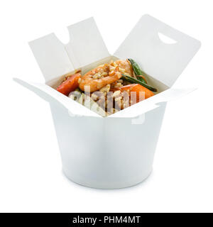 Wok Reis mit Shrimps in take-out Paper Box mit weißem Hintergrund. Mit Freistellungspfaden. Stockfoto