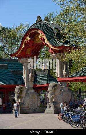 Elefantentor, Zoologischer Garten, Budapester Straße, Tiergarten, Berlin, Deutschland Stockfoto