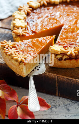 Stück hausgemachten Kürbiskuchen. Stockfoto