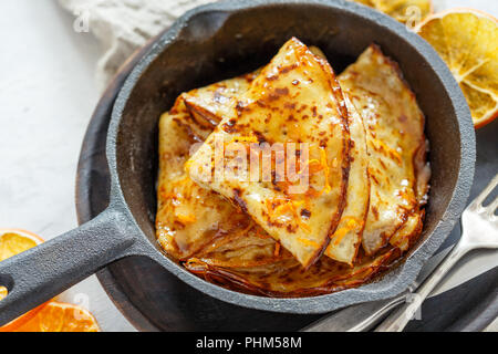 Traditionelle französische Crepes mit Orangensauce close-up. Stockfoto