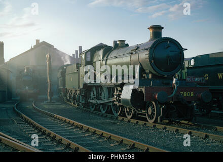 Ex-GWR-Lokomotive", Cookham Manor" auf Halle in Didcot Railway Centre in eine neu erstellte Szene erinnert an die Tage von Dampf. Stockfoto