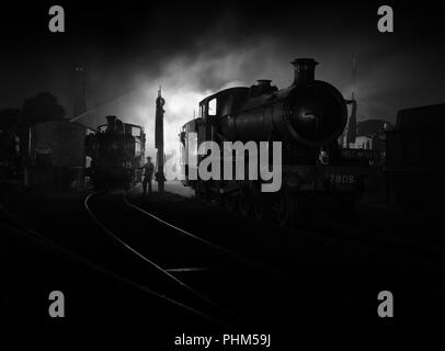 Ex-GWR Loks in der Nacht bei Schuppen in Didcot Railway Centre in eine neu erstellte Szene erinnert an die Tage von Dampf. Stockfoto