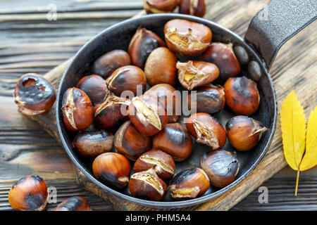 Kastanien braten in einer Pfanne Nahaufnahme. Stockfoto