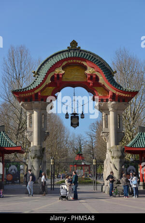 Elefantentor, Zoologischer Garten, Budapester Straße, Tiergarten, Berlin, Deutschland Stockfoto