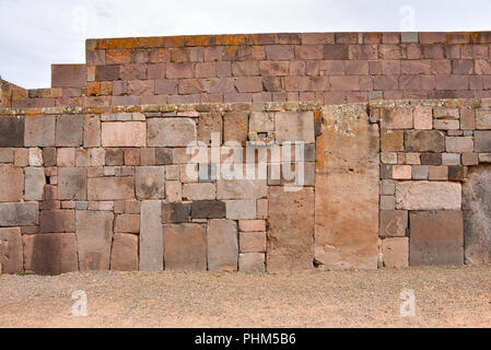 Aufwändig Steinmauer Strukturen an der Tiwanaku archäologische Stätte, in der Nähe von La Paz, Bolivien gebaut Stockfoto