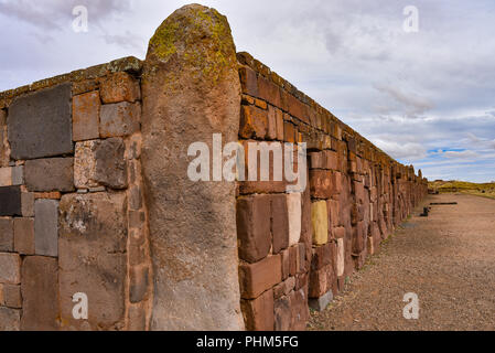 Aufwändig Steinmauer Strukturen an der Tiwanaku archäologische Stätte, in der Nähe von La Paz, Bolivien gebaut Stockfoto