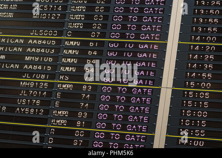 Flughafen Abreise board mit Gehe zu Gate unterzeichnen. Stockfoto