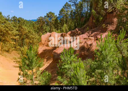 Ockerfarbenen Hügeln in der Nähe von Roussillon in der Provence Frankreich Stockfoto