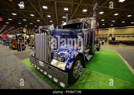 Eine klassische bemalte Kenworth W900 sem Fahrzeug im Jahr 2018 Great American Truck Show in Dallas, Texas, USA angezeigt. Stockfoto