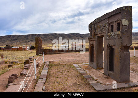 Die Puerta de Sol (Gateway der Sonne) der Kalasasaya, an der Tiwanaku Ausgrabungsstätte, in der Nähe von La Paz, Bolivien. Stockfoto