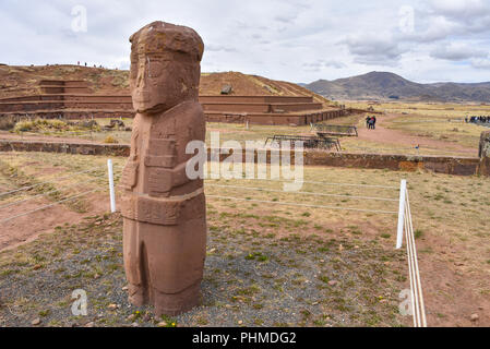 Die alte 'El Fraile "Monolith am Tiwanaku Ausgrabungsstätte, in der Nähe von La Paz, Bolivien Stockfoto