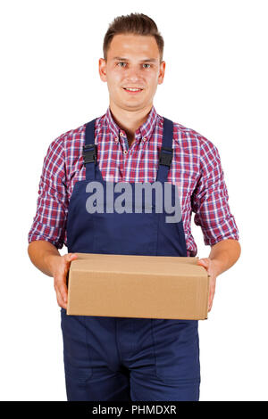 Stattliche Arbeiter in Uniform liefert Paket in einem Karton - auf isolierte Stockfoto