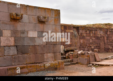 Aufwändig Steinmauer Strukturen an der Tiwanaku archäologische Stätte, in der Nähe von La Paz, Bolivien gebaut Stockfoto