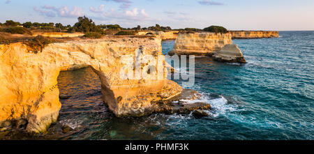 Italien, Santo Andrea Klippen in Apulien Stockfoto