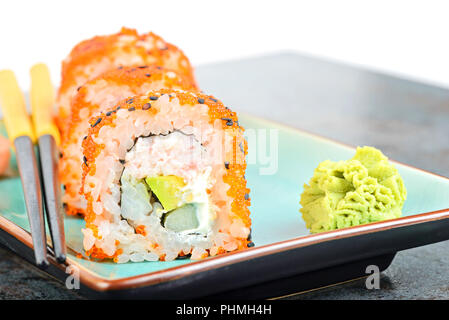 California Maki Sushi mit masago Stockfoto