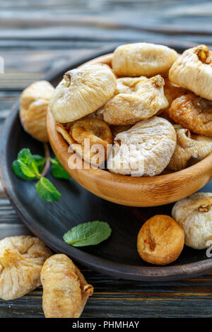 Süße getrocknete Feigen in eine hölzerne Schüssel. Stockfoto