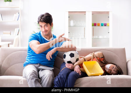 Mann binden bis seine Frau zur sportschau Fußball Stockfoto