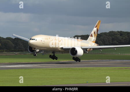 Ein 6-DDD, einer Boeing 777-Ffx von Etihad Cargo, Ankunft am Flughafen Prestwick Pferde am Edinburgh Military Tattoo verwendet zu sammeln. Stockfoto