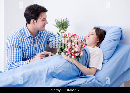 Pflege liebevoller Ehemann besuchen schwangere Frau im Krankenhaus Stockfoto