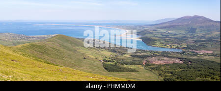 Auf der Suche nach Osten entlang der Halbinsel Dingle in Richtung Clahane, Brandon Bay und die Maharees im County Kerry, Irland Stockfoto