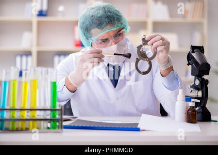 Kriminologen Polizei Chemiker bei der Kriminalität Beweise suchen Stockfoto