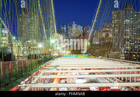 Brooklyn Bridge mit Auto Verkehr in der Nacht Stockfoto