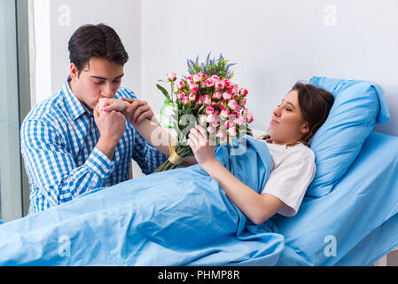 Pflege liebevoller Ehemann besuchen schwangere Frau im Krankenhaus Stockfoto