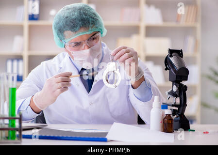 Kriminologen Polizei Chemiker bei der Kriminalität Beweise suchen Stockfoto
