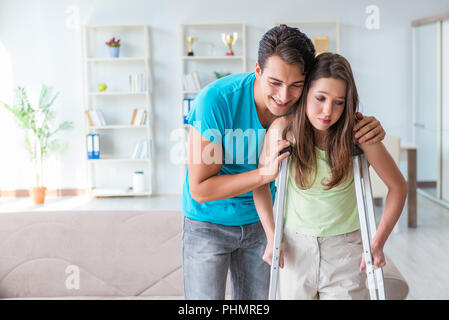 Mann Mann, die verletzte Frau Stockfoto