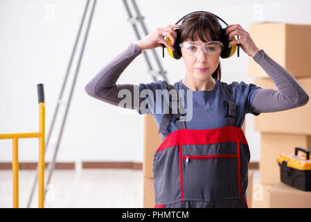 Frau Auftragnehmer Arbeiter mit Geräuschminimierung Stockfoto