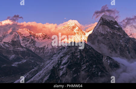 Größe der Natur: grandiose Aussicht auf Everest Peak (8848 m) bei Sonnenuntergang. Nepal, Himalaya, dem höchsten Punkt der Erde. Stockfoto