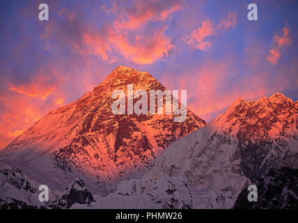 Mount Everest (8848 m) bei Sonnenuntergang. Stockfoto