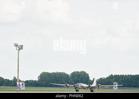 Oshkosh, WI - 28. Juli 2018: EIN B-29 Superfortress Bombers Landung oder ausziehen. Stockfoto