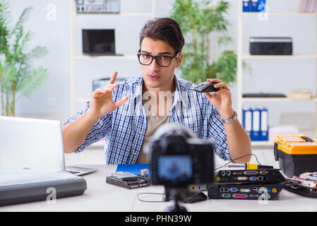 Vlogger Recording Computer Reparatur auf Kamera für Vlog Blog Stockfoto