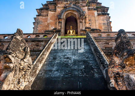 Ruinen von Wat Chedi Luang, aus dem 14. Jahrhundert. Ein Buddha sitzt oben auf der Innenseite. Stockfoto