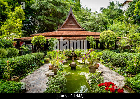 Garten und Brunnen an der Sathron Haus in Bangkok. Stockfoto