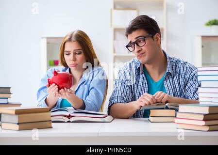 Zwei Studenten prüfen Einsparungen für die Bildung zu zahlen Stockfoto