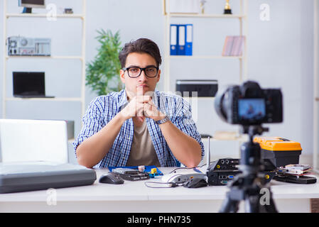 Vlogger Recording Computer Reparatur auf Kamera für Vlog Blog Stockfoto