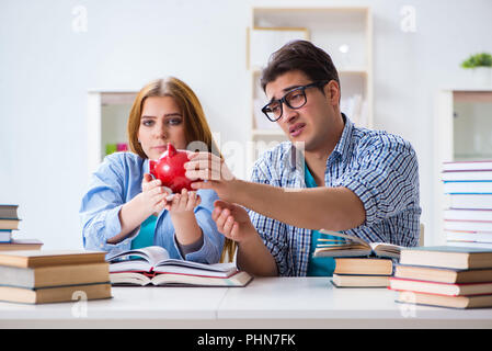 Zwei Studenten prüfen Einsparungen für die Bildung zu zahlen Stockfoto