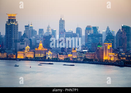 Shanghai Bund bei Einbruch der Dunkelheit Stockfoto