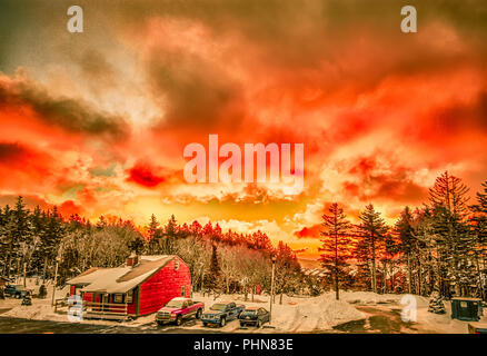 Schönen Sonnenaufgang über dem Horizont auf Snowshoe Mountain West Virginia Stockfoto