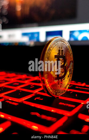 Bitcoin Münze l auf Laptop Tastatur Stockfoto