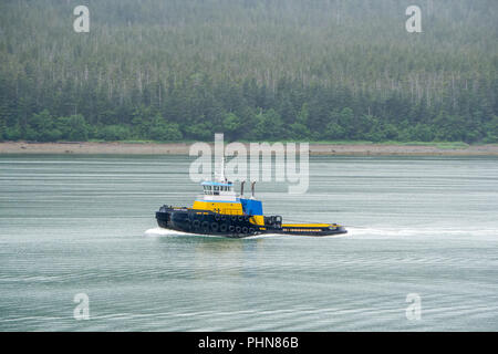 Kleine Tug Boat unterwegs an der Bucht in Alaska Stockfoto